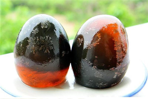皮蛋又叫松花蛋,中医认为,皮蛋是清凉解热的传统食品,"皮蛋拌豆腐","