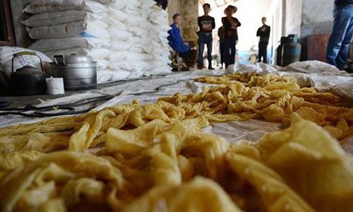 这些"五毛食品"大都出自一些没有营业执照的小工厂,小作坊