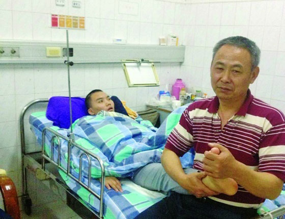 男子脑出血变植物人一年多被医生拿百元钞票唤醒
