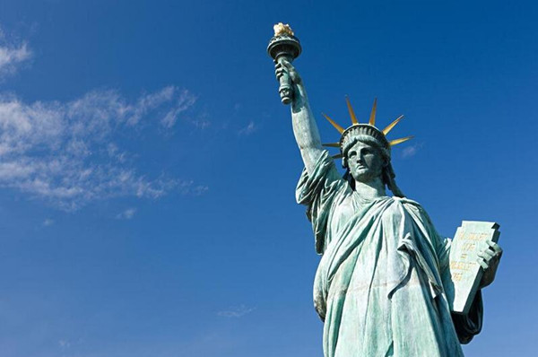 如今自由女神像成为美国的象征,也成为独立,和平与民主制度的象征.